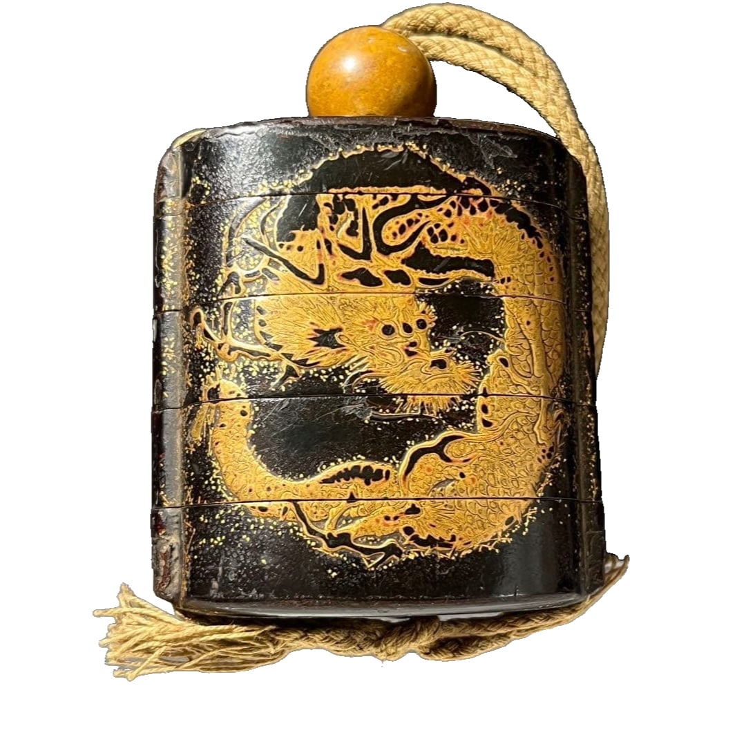 InrO (small wooden container), decorated with dragon motifs and lacquered using the maki-e technique (1 of 11)