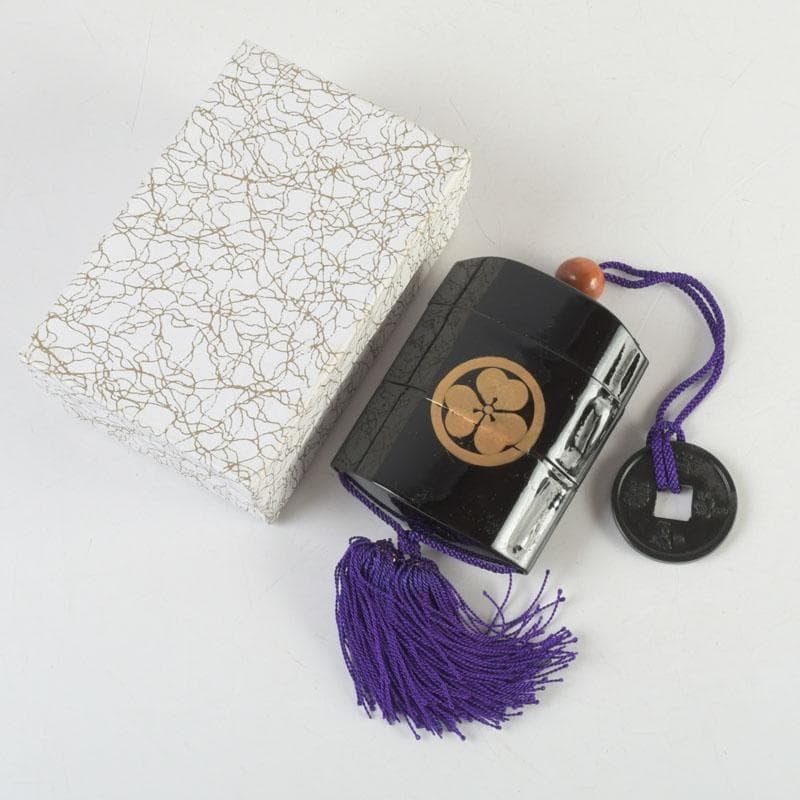 Antique hanging ornament, black lacquer, circular pattern, adorned with oxalis, inro netsuke: Antique hanging ornament, black lacquer, circular pattern, adorned with oxalis, inrO netsuke (miniature toggle), and knot ball. Dimensions: approximately 9.5 cm in height, 7.5 cm in width, 3.2 cm in d