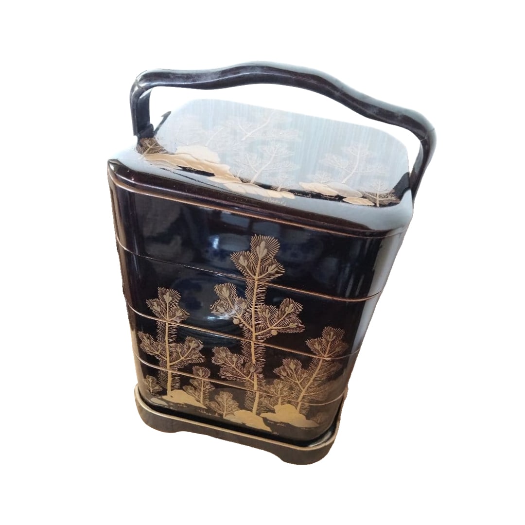 Edo period antique gold lacquer bento box.: This is an Edo period lacquered bento box, adorned with gold maki-e designs. As it is an antique, there are cracks and peeling, but it should be suitable for display purposes. It will be sold as is. A