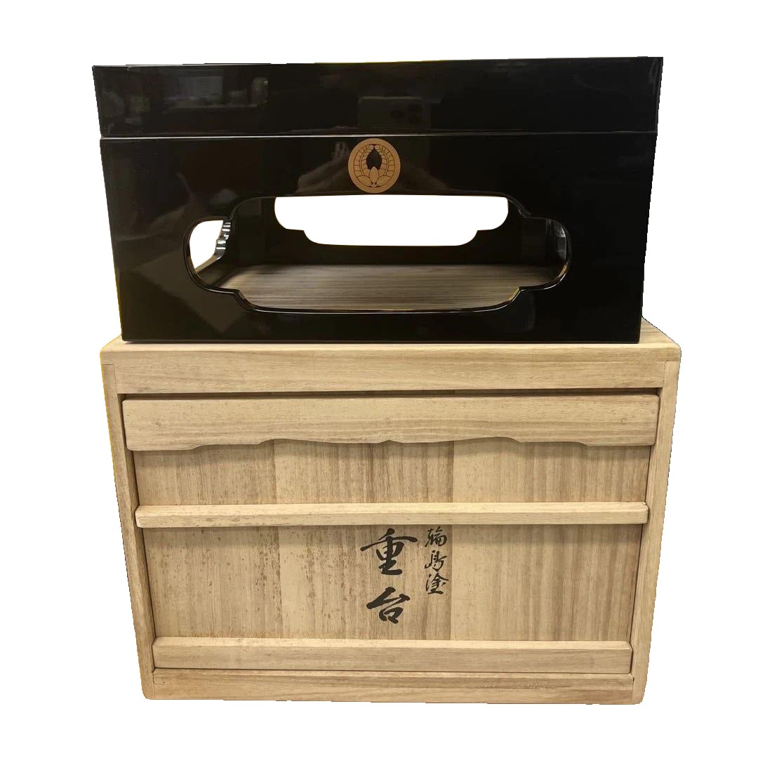 Wajima lacquerware wooden display stand, with original box and family crest, lacquer finish, size: [Product Description] This is a stacking stand made with Wajima lacquerware. This elegant item features a fine black lacquer finish and is adorned with a family crest, making it a truly exceptional wo
