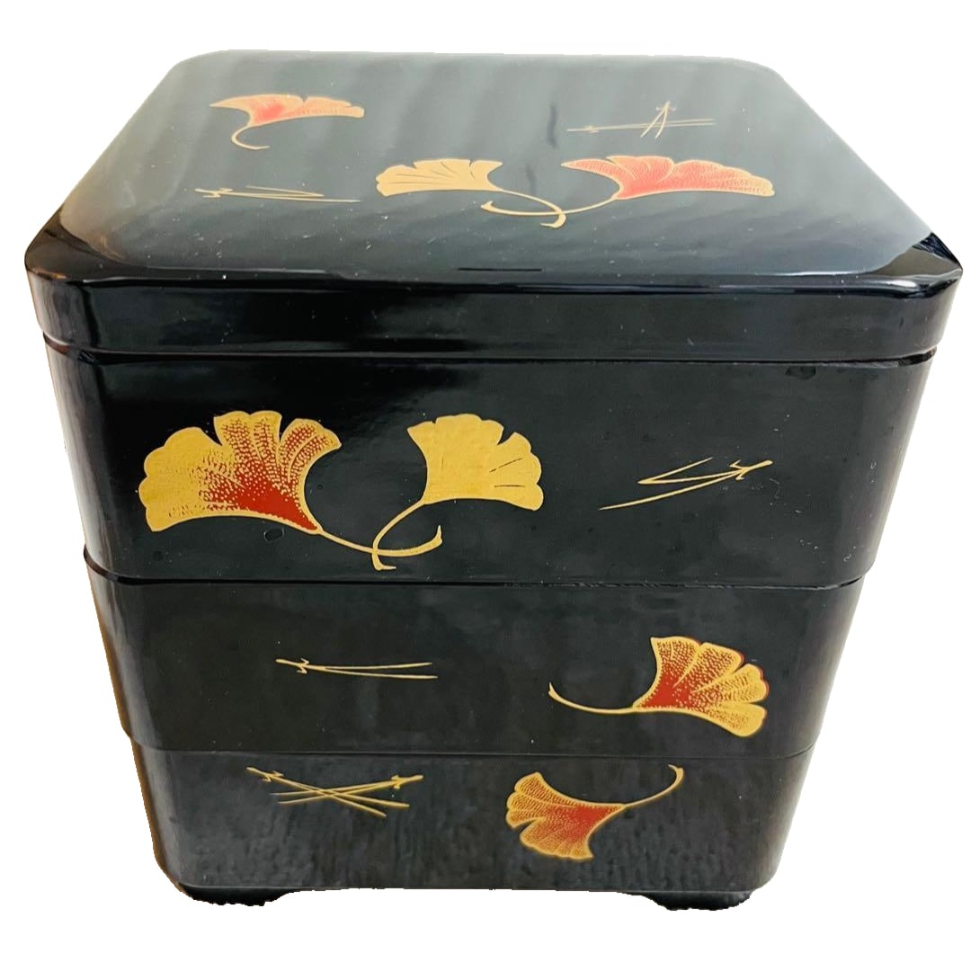 Three-tiered lunch box with ginkgo leaf pattern (boxed) (1 of 5)