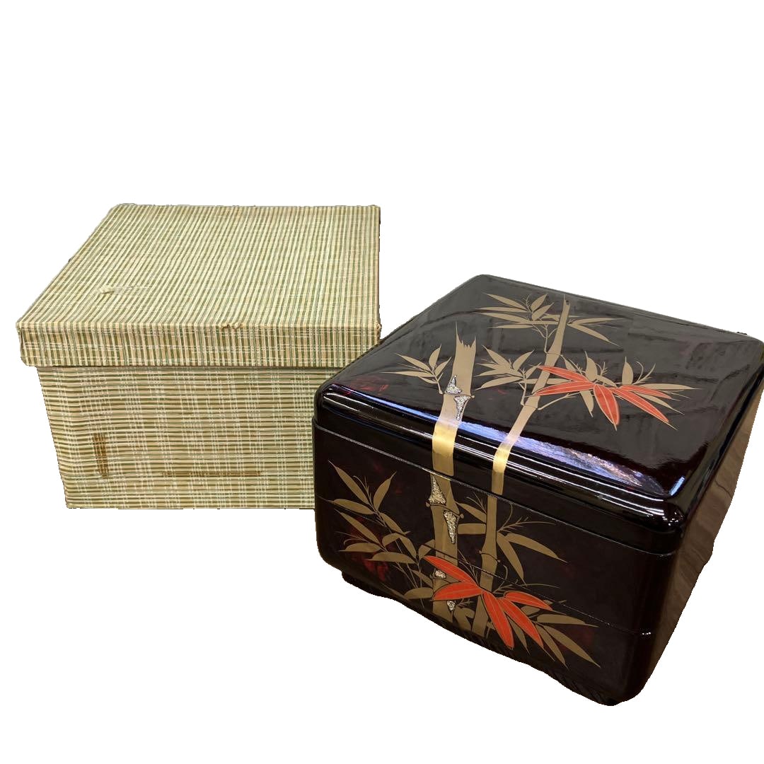 Bamboo Pattern Double-Layer Bento Box, Lacquer Finish (Synthetic Lacquerware): This is a two-tiered bento box, adorned with a bamboo motif. The design of this product is exquisite, utilizing soft colors and embellished with gold and vermilion bamboo, creating a beautiful contras