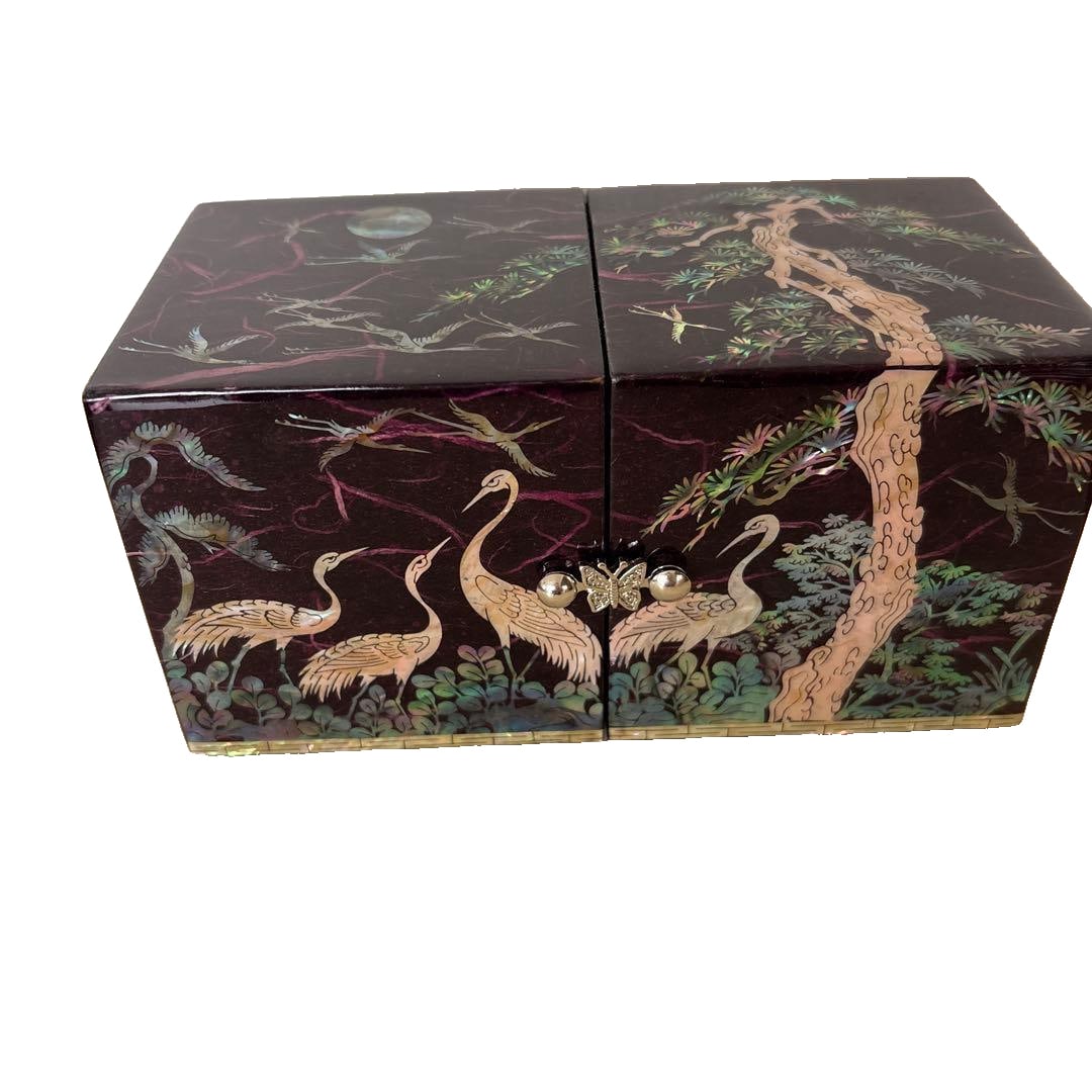 Mother-of-pearl lacquerware, small accessory box. (1 of 12)