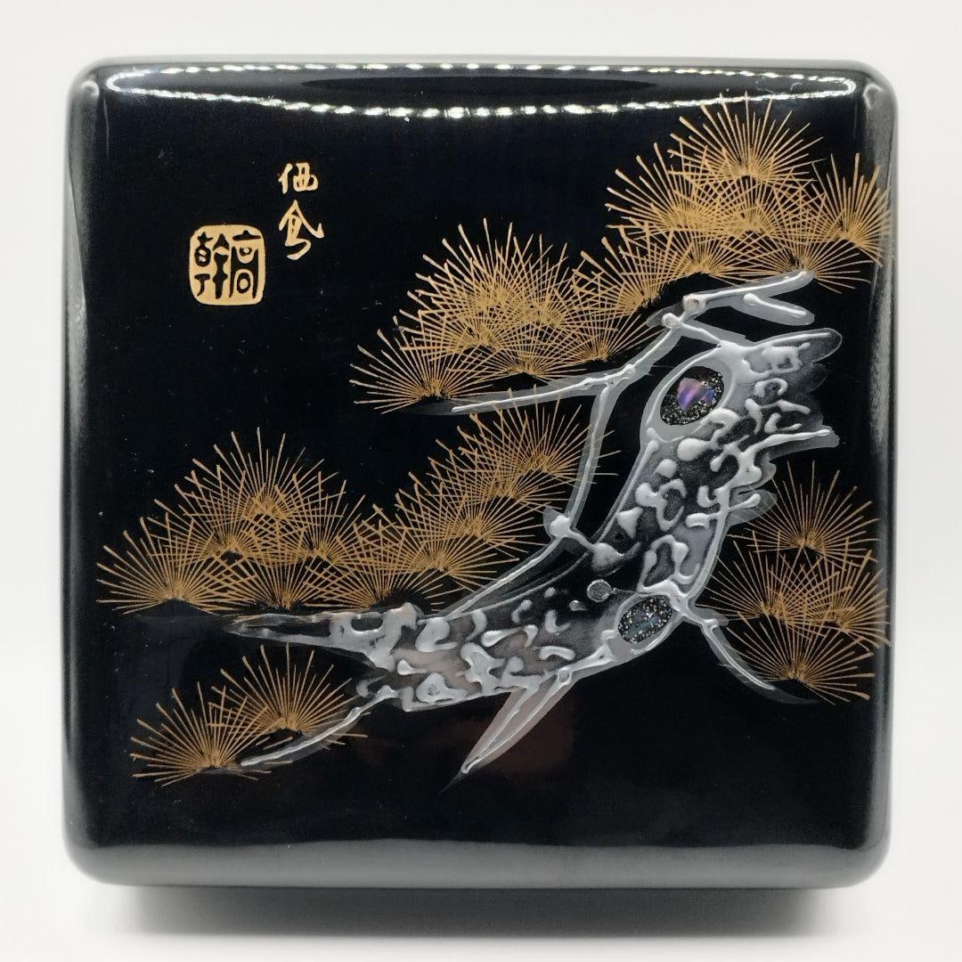 Wajima Lacquerware, Black, Old Pine Pattern, Confectionery Box, Maki-e (Gold Lacquer) Style, Tsukuda: Wajima Lacquerware, Black, Old Pine Pattern, Confectionery Box, Maki-e (Gold Lacquer) Style, Tsukuda Denko Price (RMB): 90.00 Due to its age, there are some minor scratches on the lid. The box shows s