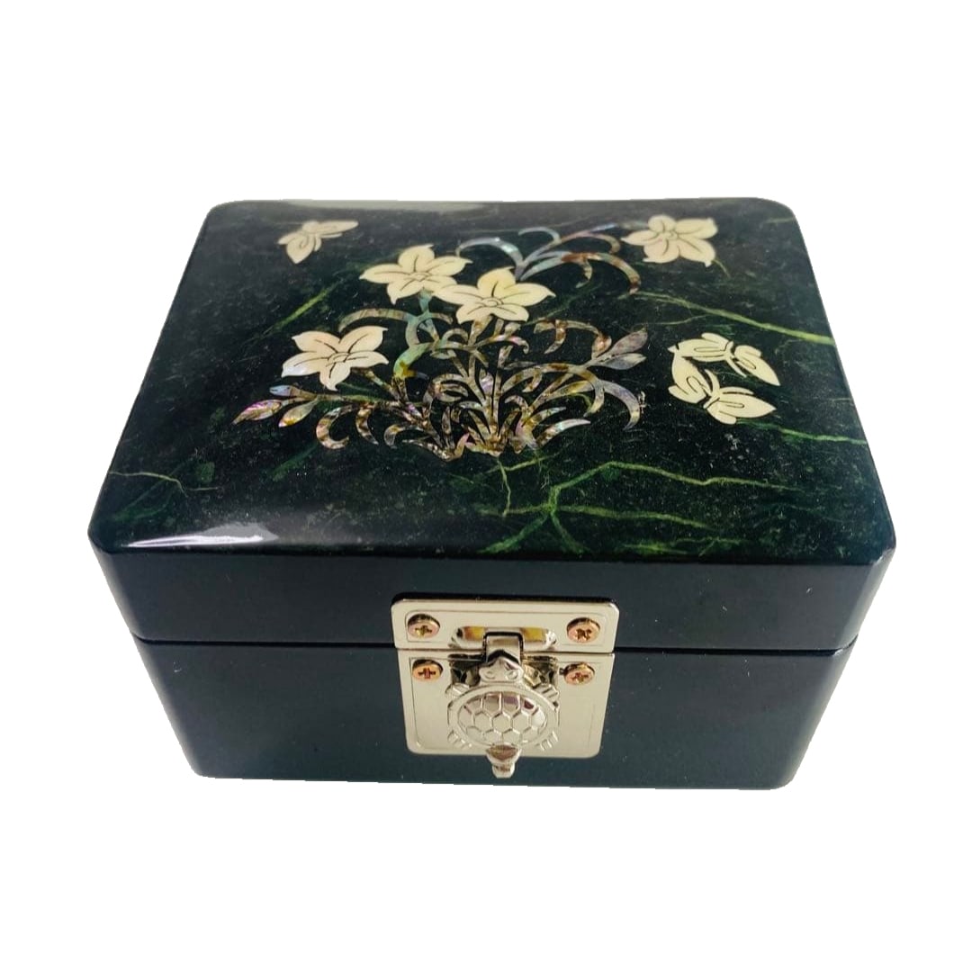 Korean-style shell craft traditional exquisite jewelry box, with mirror. (1 of 17)