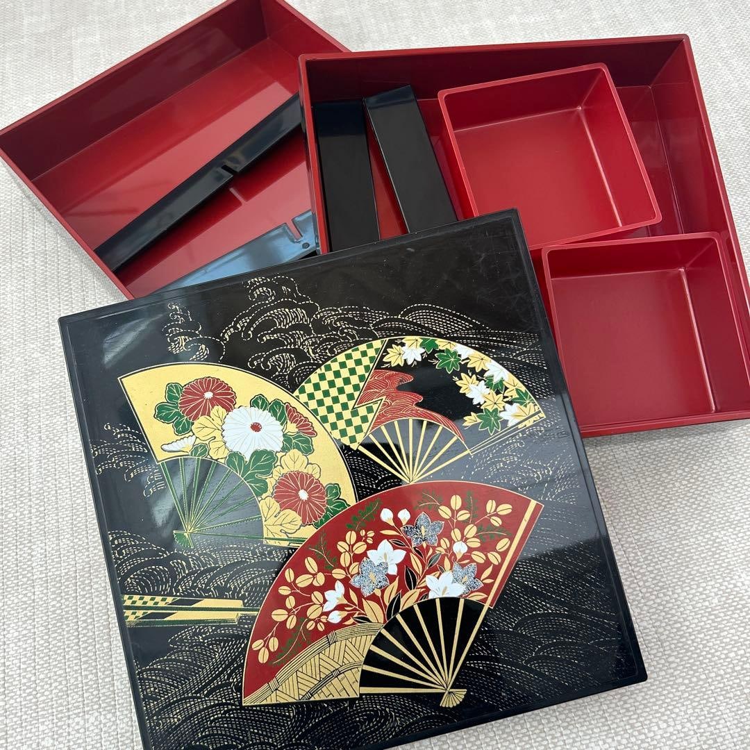 Brand New, Unused Fan-shaped Lacquered Double-layer Bento Box, approximately 25 cm: This lacquered bento box is adorned with a fan-shaped pattern, exuding a rich sense of traditional Japanese aesthetics, making it an ideal choice for special occasions and entertaining guests. It incl