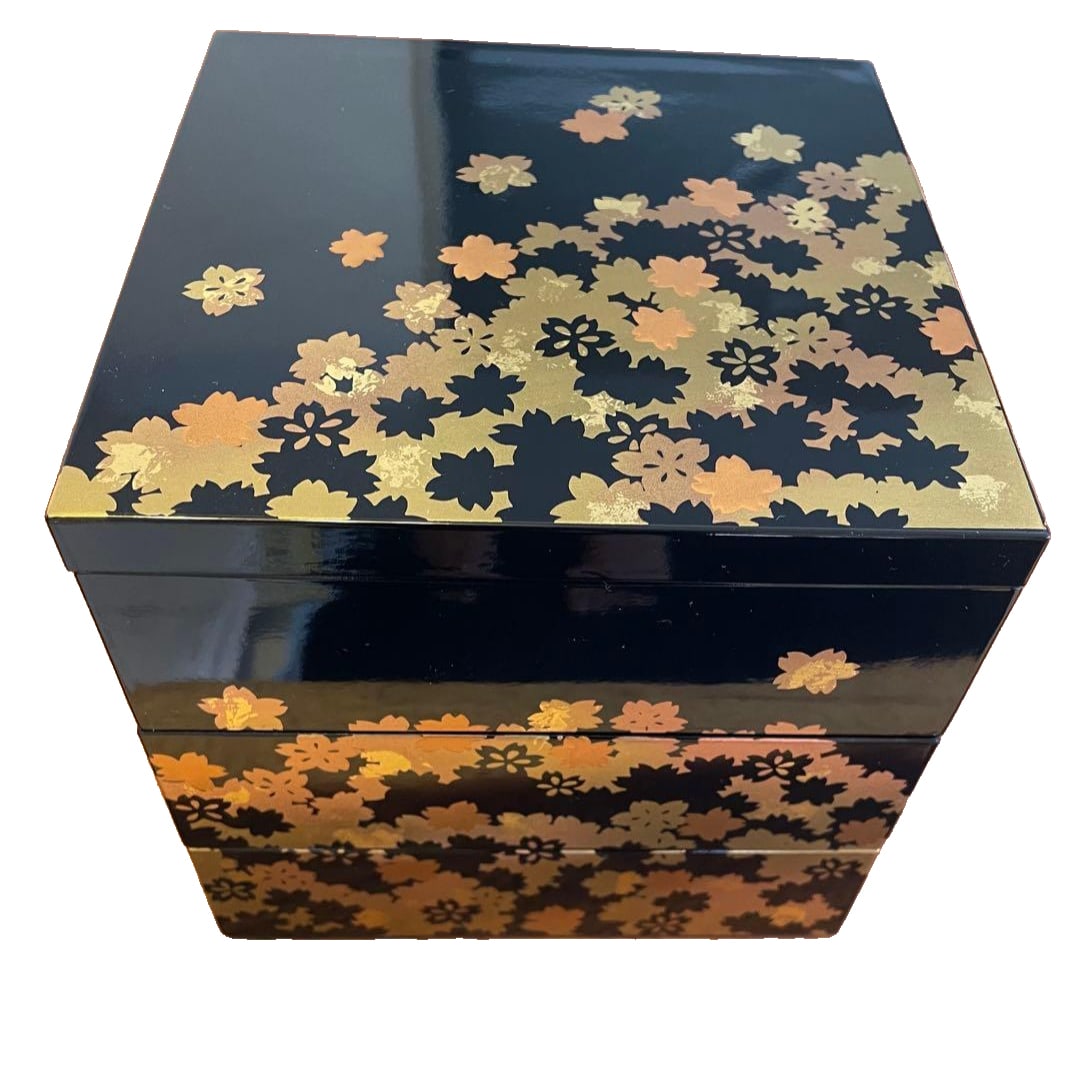 [Brand New, Unused] Lacquerware Bento Box with Cherry Blossom Pattern, Three-Tiered: A fine lacquered bento box, adorned with cherry blossom motifs, featuring a three-tier structure. Design: Gold leaf decoration, cherry blossom motifs Color: Black Material: Lacquerware Shape: Bento bo