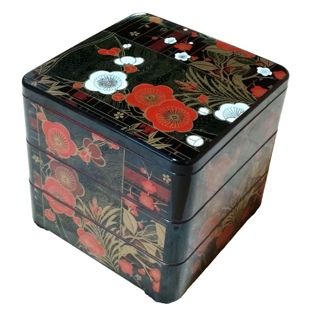 Yamanaka lacquerware three-tiered bento box, height 6.5 cm.: Yamanaka lacquerware three-tier bento box, height 6.5 cm Dimensions (approximately in cm) 19.7 x 19.7 Stacked in three tiers, 19 The accompanying box will be wrapped in bubble wrap and shipped as is. 