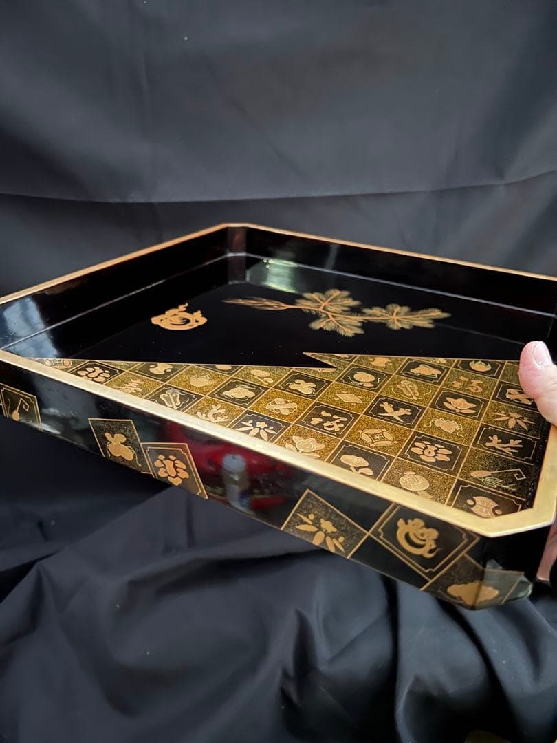 Stackable trays, decorated with maki-e (gold lacquer) designs. - 4