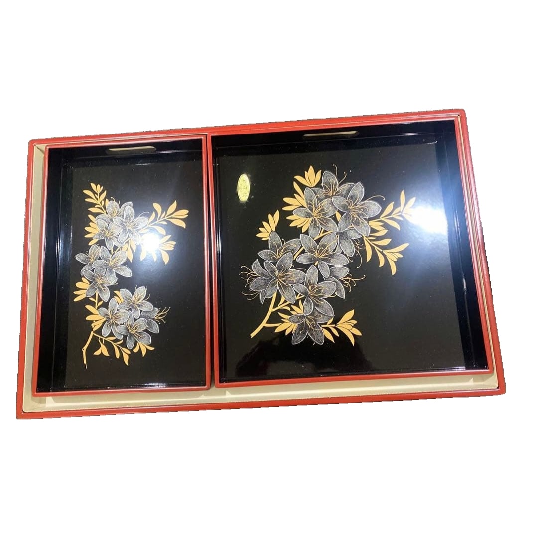 Set of Lacquered Wooden Trays, Decorated with Floral Patterns, Two Sizes, Total of Two Pieces.: These lacquer trays adorned with floral patterns will add a touch of vibrant color to your dining table. The striking contrast of black and gold makes them suitable for any occasion. [Size Variation] 