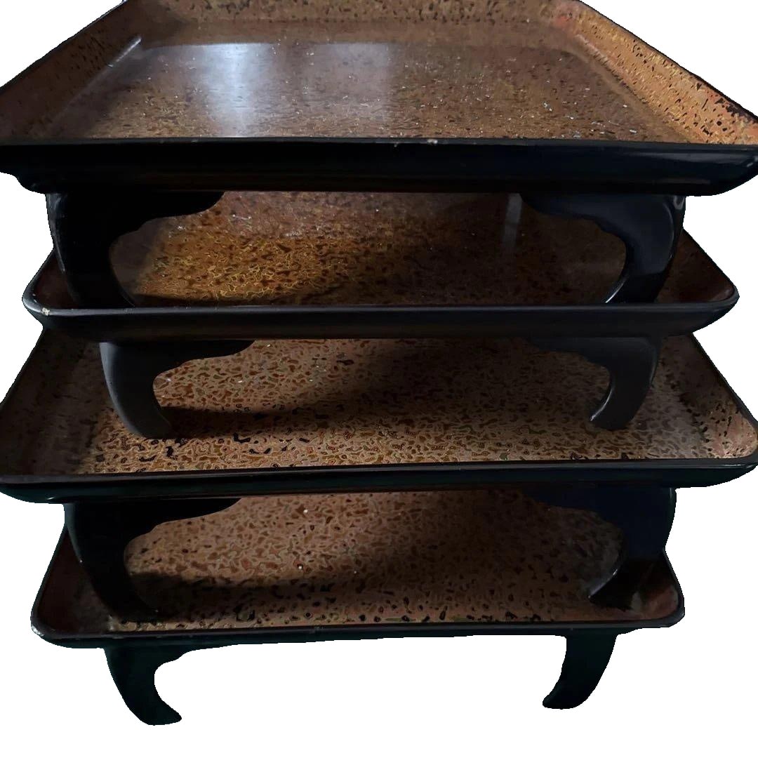 Tsugaru lacquerware tray with legs, a set of 4 pieces (large and small), early Showa period.: This is a set of four Tsugaru lacquer trays with legs, produced in the early Showa period in Hirosaki City, Tsugaru Prefecture. It includes two pieces each of different sizes. The entire process of mo