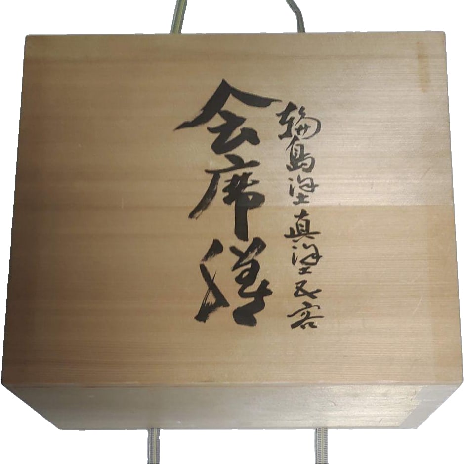 Wajima Lacquerware, authentic lacquer surface, a set of 5 legged trays, crafted by the lacquer: This is a set of five legged kaiseki trays crafted by Wajima lacquerware artisan Wakashima Ryohei. There are some minor signs of wear. Dimensions Dimensions: approximately 35.2 cm (length) x 40.2 cm (