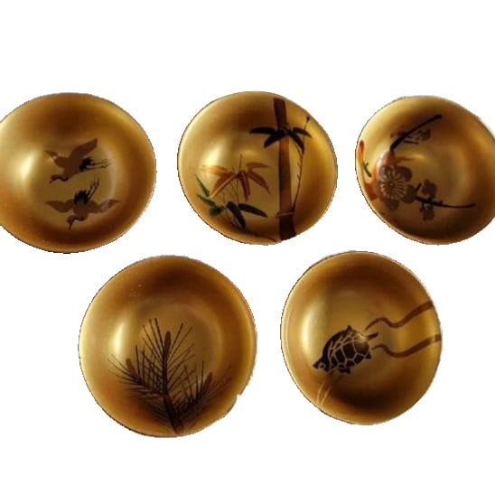 A set of five gold lacquer plates: A set of five gold lacquer plates, adorned with exquisite floral and animal motifs. Quantity: Set of 5 Material: Lacquerware Design: Gold background, embellished with floral and animal motifs Intended