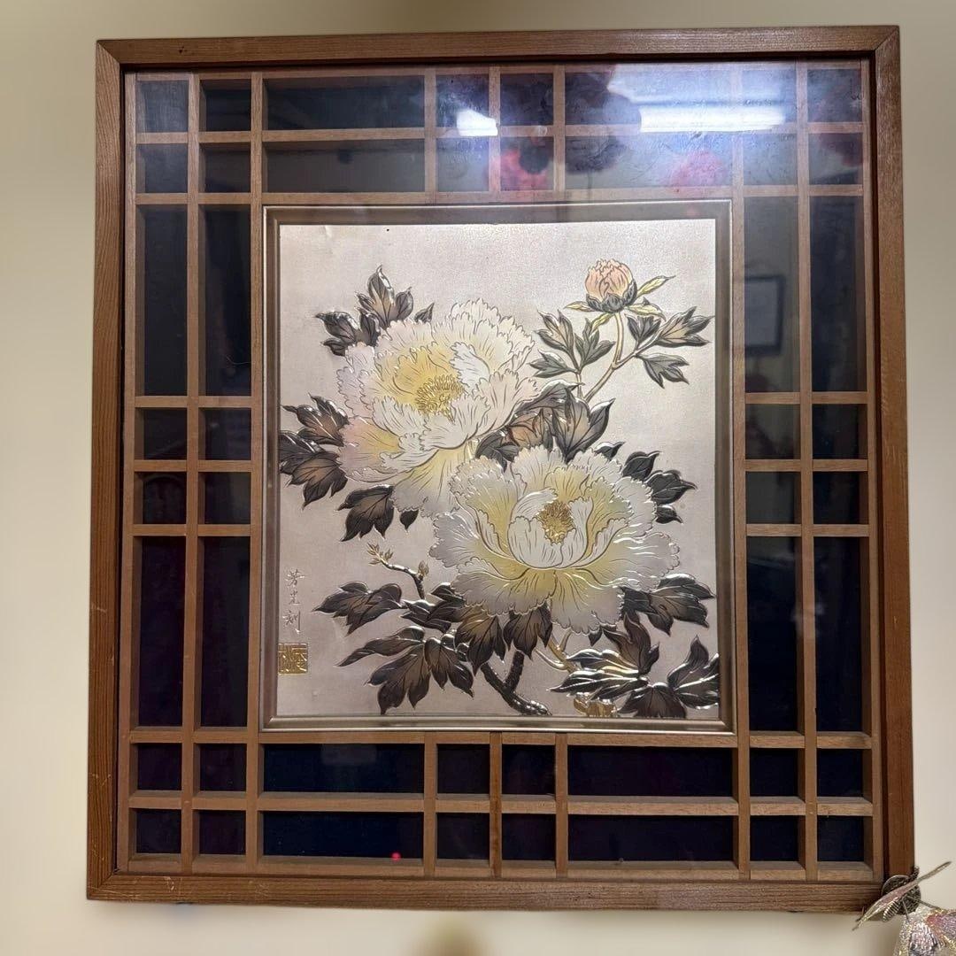 A painting utilizing gold leaf and silver leaf to depict peony flowers. (1 of 3)