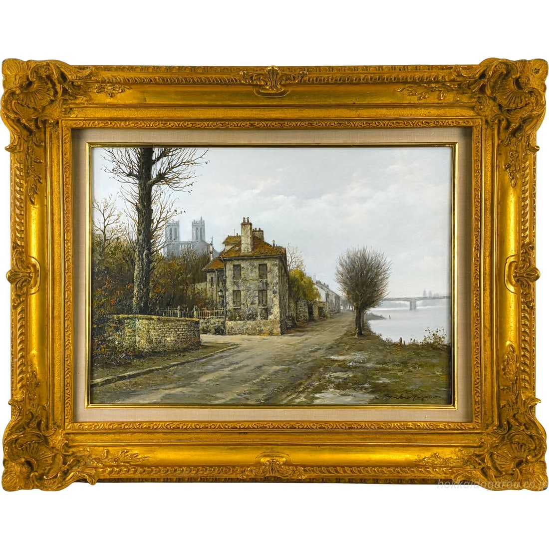 Tashibana Yukio "Kawabe no Michi" Oil Painting: The banks of the Seine River, with houses and walls weathered by time, exude a tranquil aura, with even the smallest details conveying a sense of peace. From the Seine, one can see the distant Notre-D