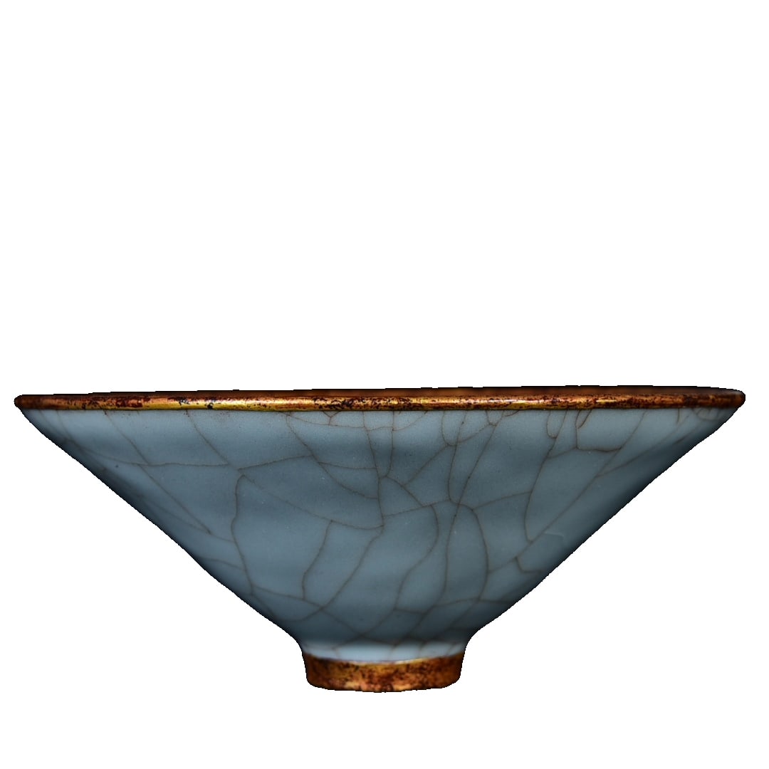 Longquan official kiln bowl with gold-plated rim.: This Longquan official kiln bowl features a naturally cracked glaze surface, with delicate and clear patterns that exhibit the unique beauty of ice crackle patterns from the Song Dynasty Longquan kiln