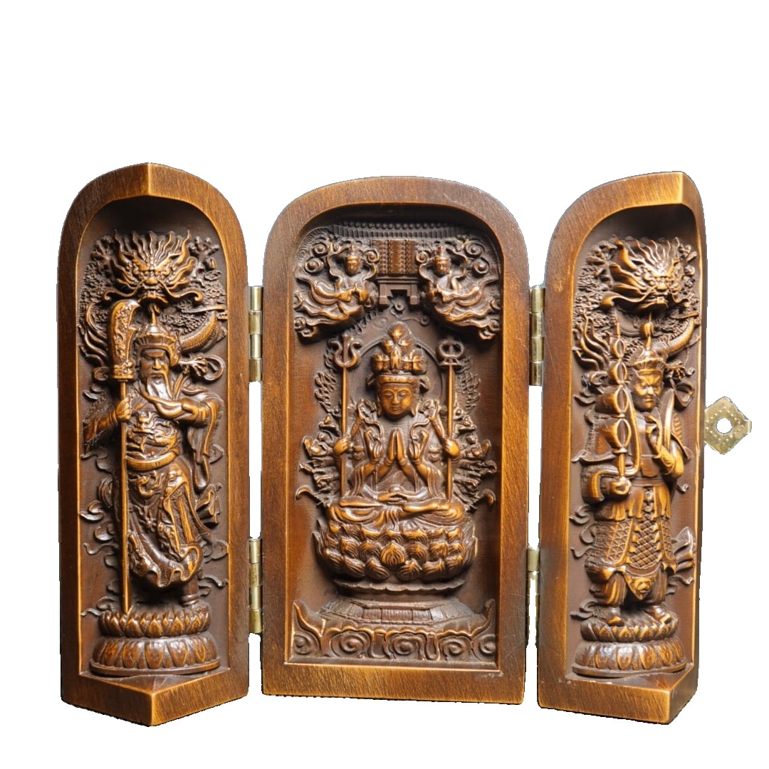 Old Tibetan boxwood thousand-hand Guanyin statue.: Antique Tibetan boxwood statue of Avalokiteshvara with a thousand hands, measuring 5cm in length, 5cm in width, and 10cm in height, weighing 152g.