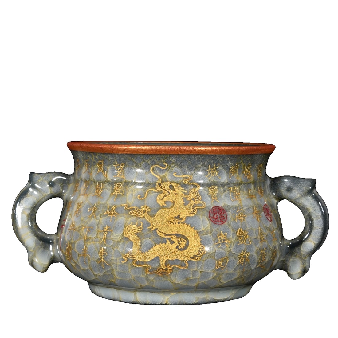 Song Dynasty official kiln ice crackle pattern with inscribed gold-plated dragon motif and double: This is a Song Dynasty official kiln crackle-glazed furnace with a double-eared mouth, measuring 10 centimeters in height and 21 centimeters in diameter. The shape of the furnace is dignified and heav