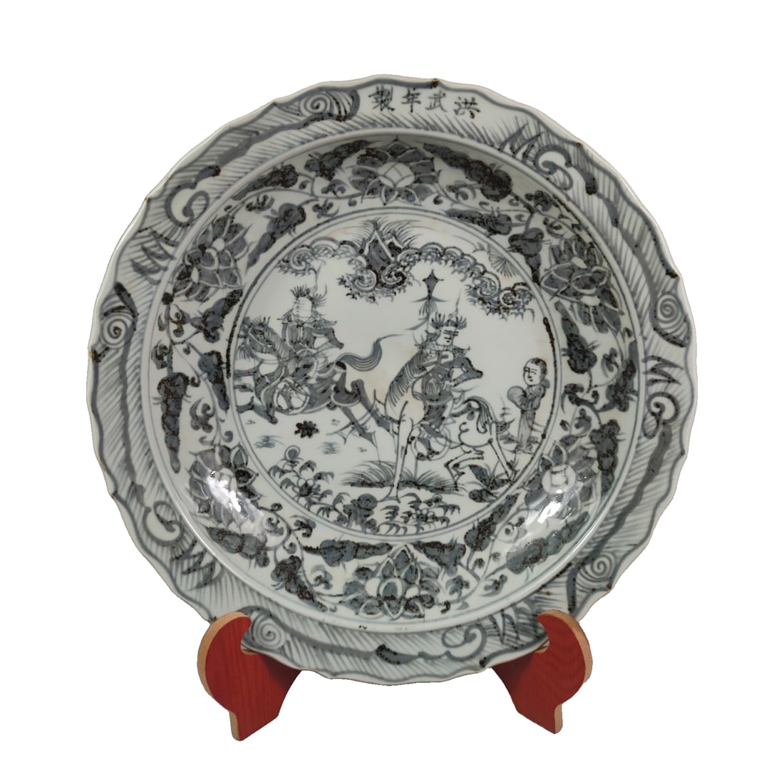 Ming Hongwu blue and white porcelain plate with figures of horsemen.: This Ming Hongwu blue and white porcelain plate features a design of figures on horseback, with a diameter of 40 centimeters and a height of 7.5 centimeters. The shape of the plate is wide and shallow