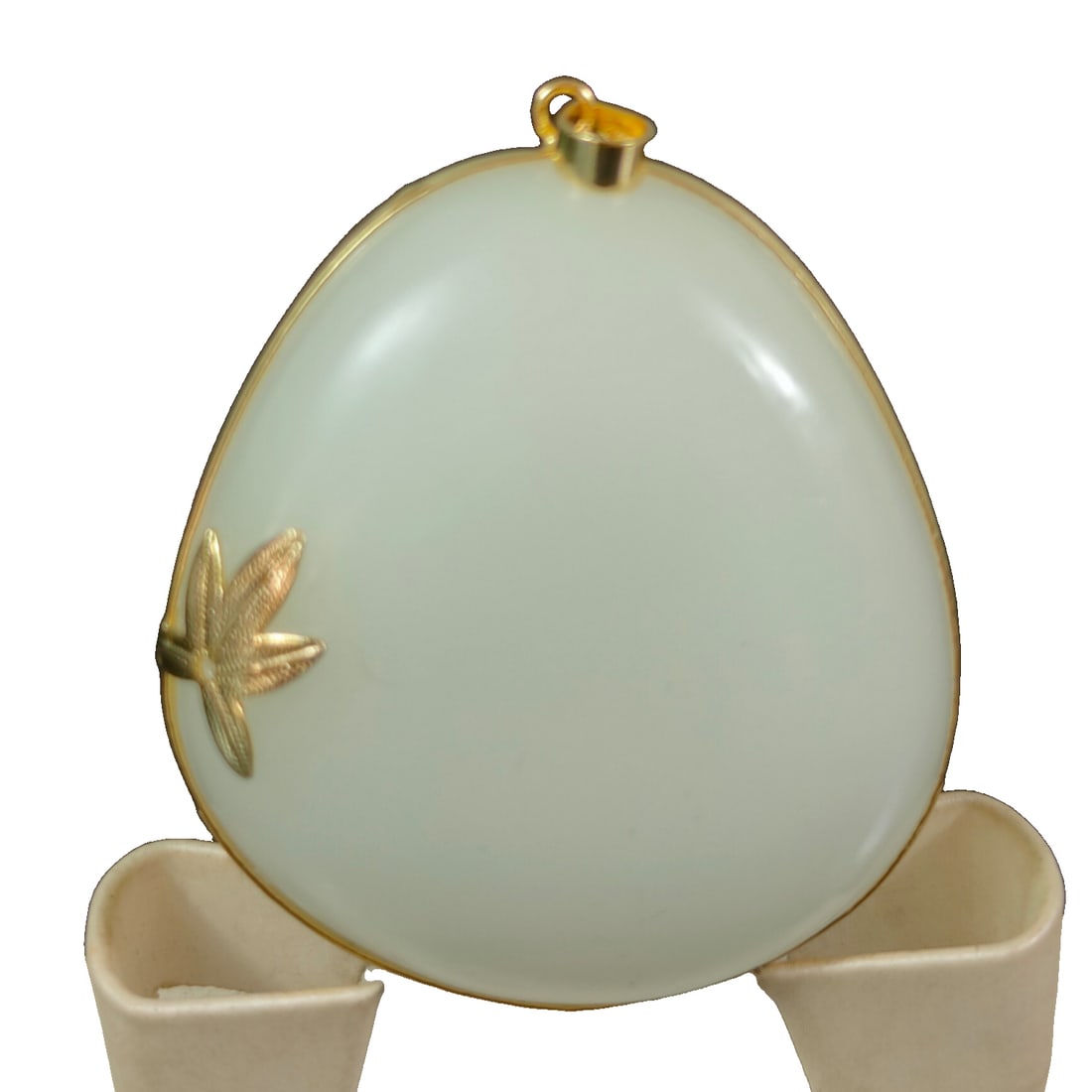 Gold Inlaid Jade Pendant: Gold inlaid jade pendant. Weighs 95 grams, with dimensions of 5.4x5x2.3 centimeters.