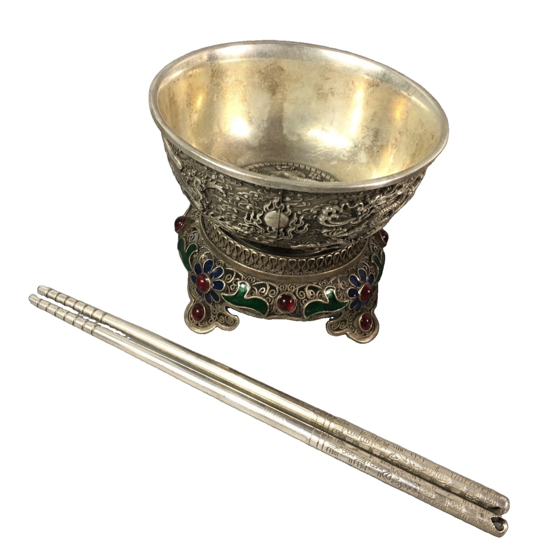 Cloisonné silver bowl set with gemstones, including chopsticks.: A set of gemstone-inlaid silver bowl and chopsticks in cloisonné enamel. Weighing 437 grams, the bowl has a diameter of 12 cm and a height of 9.5 cm. The chopsticks have a diameter of 0.6 cm, a lengt