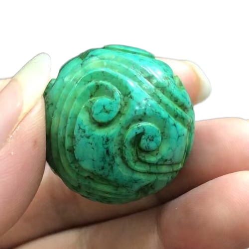 Tibetan Turquoise Beads: Old Tibetan turquoise beads, with aged patina, details as shown in the picture, size diameter 3 centimeters, weight 35.2 grams.