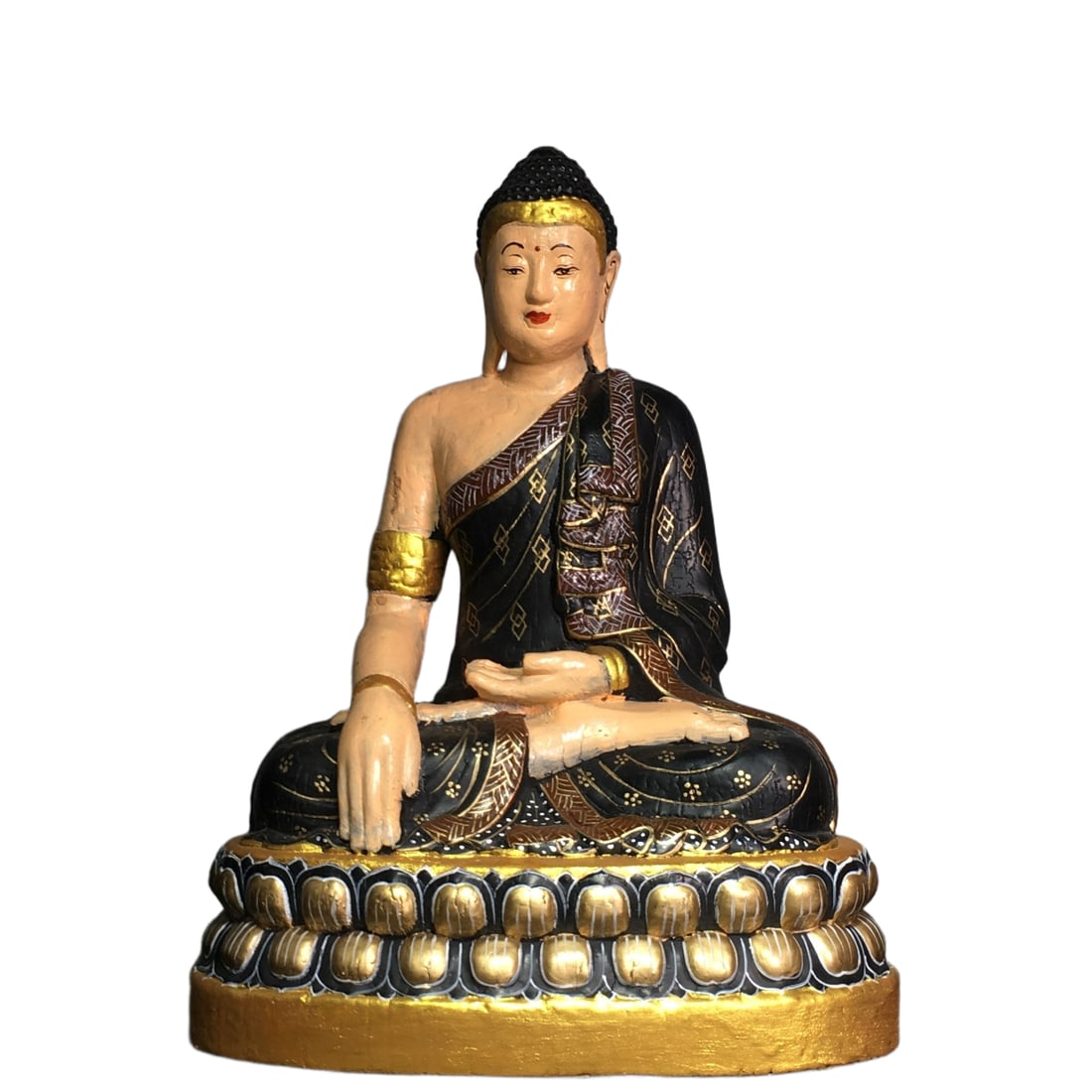 Antique lacquerware with gold leaf depicting a figurine of Shakyamuni Buddha.: Antique lacquerware ornament with gold detailing of Shakyamuni Buddha, measuring 26 centimeters in height, 19.5 centimeters in width, and weighing 450 grams.