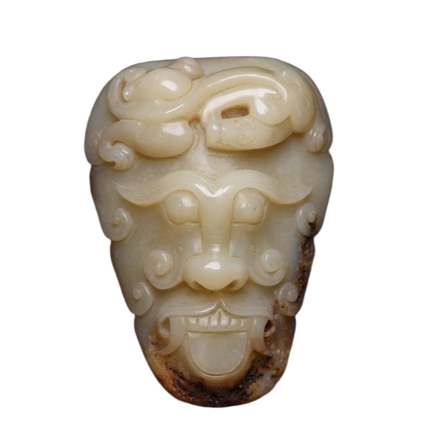 Hetian jade beast face buckle: Hetian Jade Beast Face Buckle Specifications: 8.8×6.2×2.6 cm, weight 122 grams The jade is warm and delicate, with a natural color, skillful carving, excellent patina, vivid carving, smooth lines,