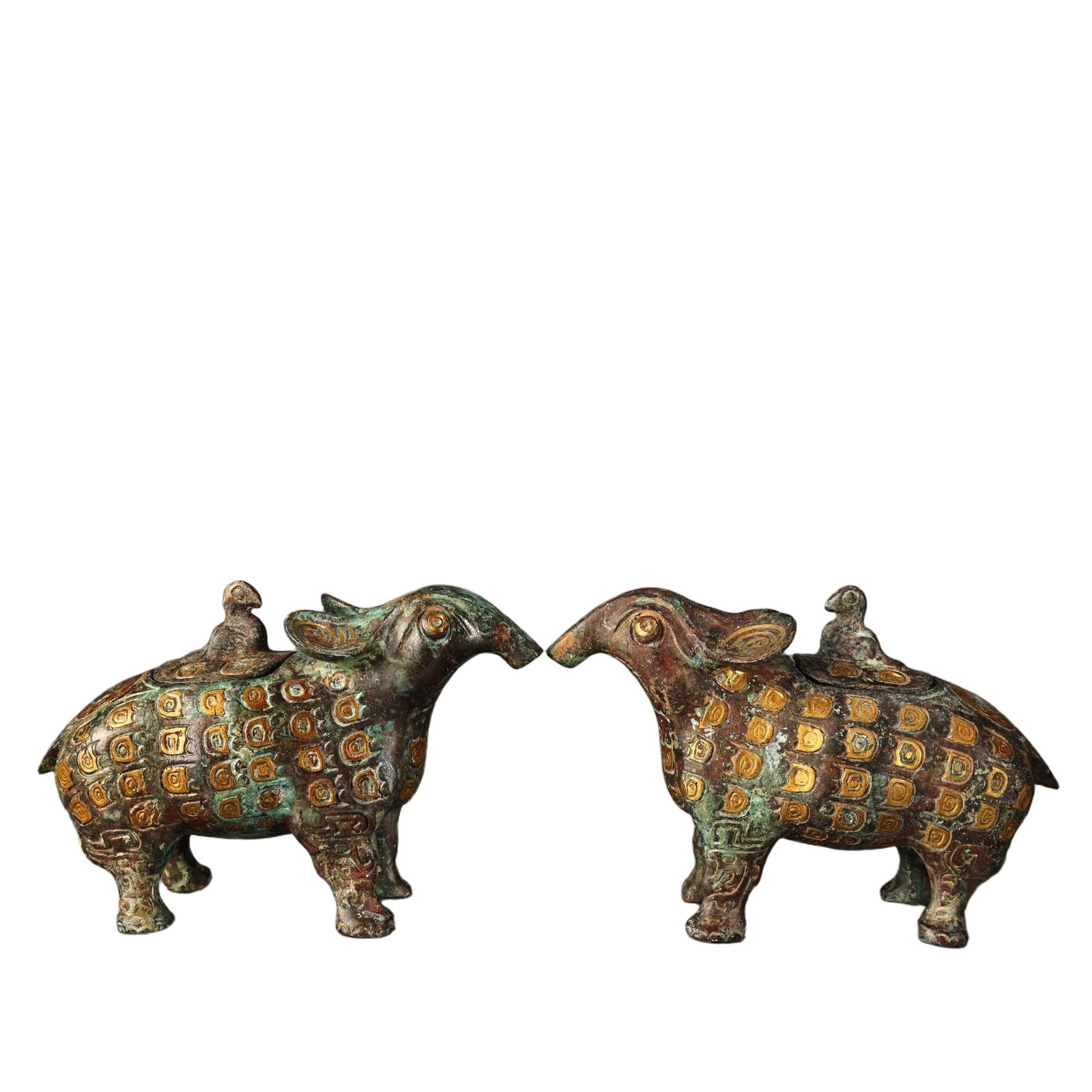 A pair of bronze wine vessels with gold-inlaid rat motifs.: A pair of bronze wine vessels with gold-inlaid rat motifs. Exquisite craftsmanship, beautiful design. Each weighs 450 grams, with a height of 10 centimeters and width of 15 centimeters.