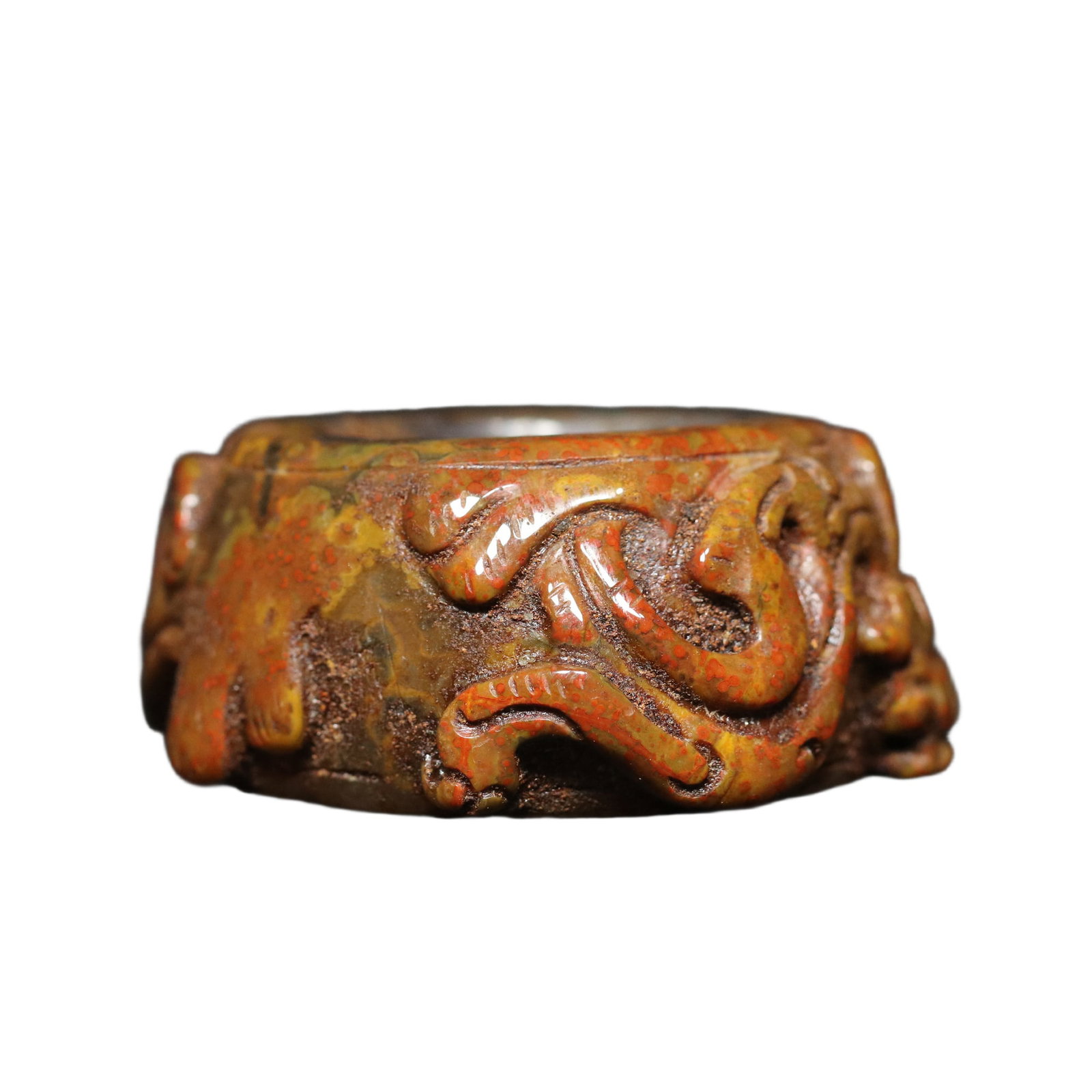Han Dynasty Warring States red agate ring with chi dragon pattern: The exquisite Han Dynasty Warring States red agate "Chi Dragon Pattern Thumb Ring" is finely carved, with delicate jade quality and aged patina. The details are as shown in the picture, with a diamete