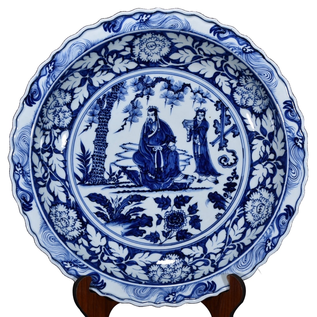 Blue and white plate with elderly figure under pine tree: This plate is a blue and white porcelain from the Yuan Dynasty, with a wavy rim and a wide and shallow body, reaching a diameter of 45 centimeters, suitable for display. The center of the plate depict