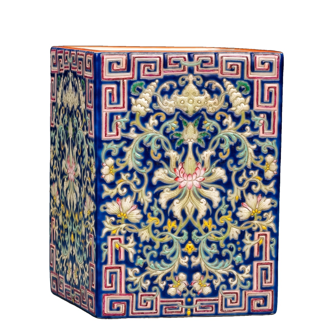 Qianlong Reign of the Great Qing Dynasty, square pen holder with intertwined lotus pattern.: Qianlong Reign of the Qing Dynasty. A square pen holder with a base of gemstone blue glaze and painted with the "Entwined Lotus" pattern. It measures 15 cm in height and 15.5 cm in width. The pen hold