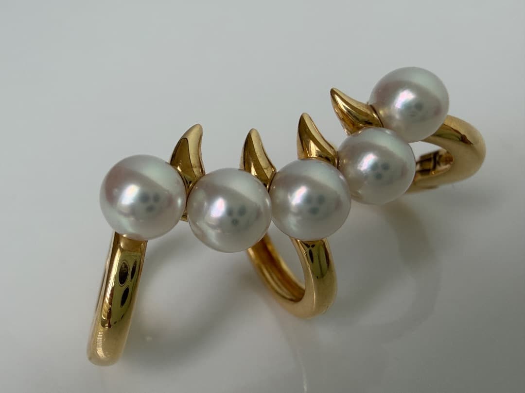 Second-hand TASAKI 18K scorpion ear clip, in excellent condition.: Product Name: TASAKI Scorpion Ear Clip Left Ear Material: K18YG (750) Akoya Pearls, 4.5-4.8 mm Weight: Approximately 4.86 grams Accessories: None It has almost no scratches and is in very good
