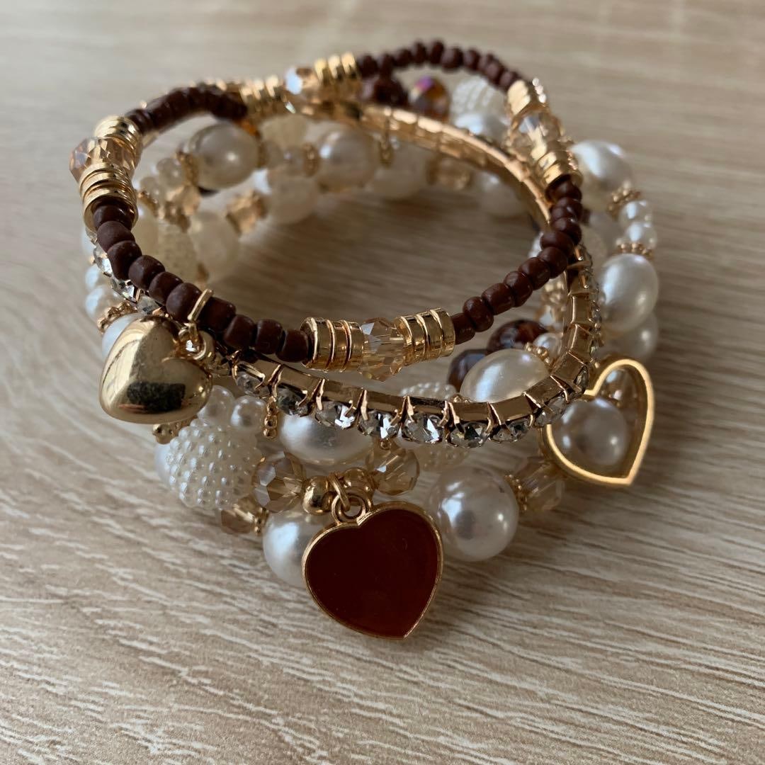 Second-hand - Elastic multi-layer pearl bracelet. Brand new, never used.: This bracelet is made of layers of pearls and beads, elegantly designed, and adorned with a heart-shaped pendant.