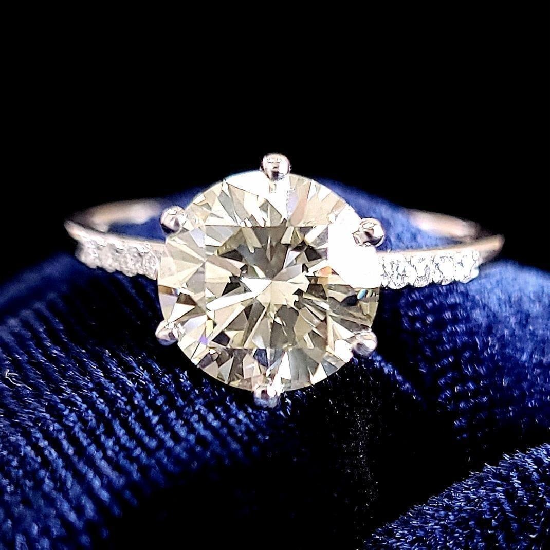 Second-hand - a large, rare colored diamond ring: [2.271 carats] A magnificent and rare colored diamond ring exuding unparalleled elegance! This ring features a stunning 2.271 carat natural diamond that will make your fingers sparkle with breathtakin