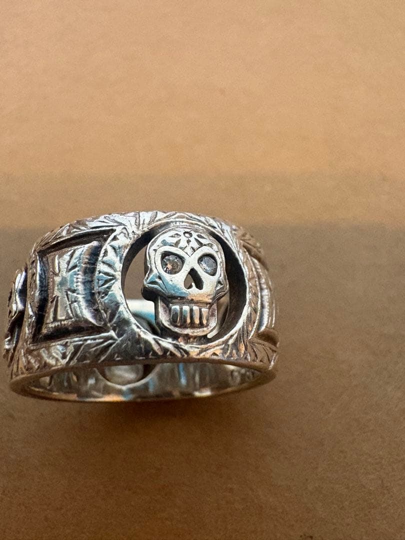 Second hand - Loree Rodkin skull 925 ring: This ring pendant was designed by Gabor Nagy for Rodkin. While Rodkin currently focuses mainly on gold jewelry, he also maintains a close collaboration with Richard from Chrome Hearts, creating gothic