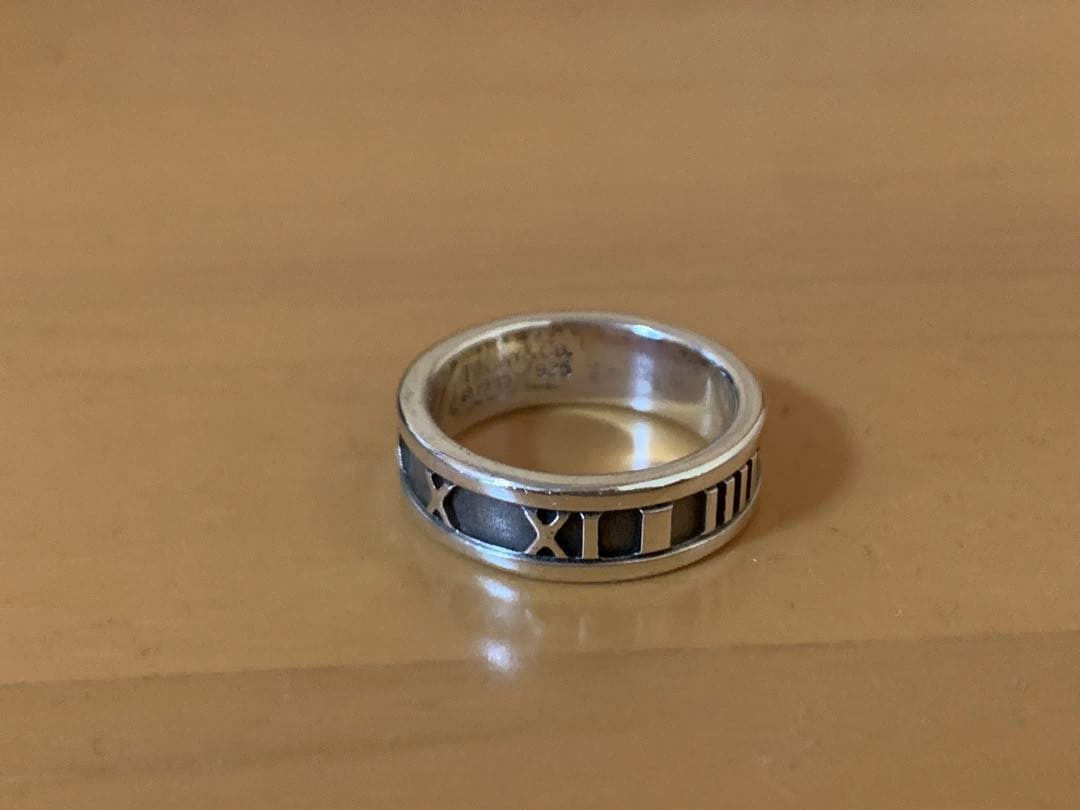 Second hand - Tiffany silver ring: Tiffany Silver Ring Material: 925 Sterling Silver This is a ring purchased approximately 20 years ago. The inner diameter of the band is around 18 millimeters. The surface shows slight signs of wear