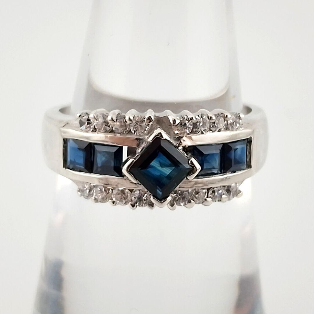 Second-hand - silver sapphire ring, 3.6 grams: Silver sapphire ring, 3.6 grams Material 925 sterling silver, sapphire The side stones are either diamonds or cubic zirconia. (Unable to confirm without appraisal.) Size: 9 [Weight] 3.6 grams