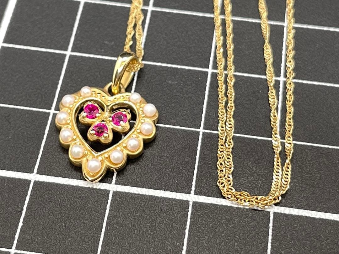 Second-hand - K10 heart-shaped necklace: This is a heart-shaped necklace purchased at Gemcerey. This is a brand new unused item. Material: K10 Gemstones: 3 garnets, 11 pearls Top dimensions: Width 13 mm, Height 19 mm, Thickness 3 mm Chain le