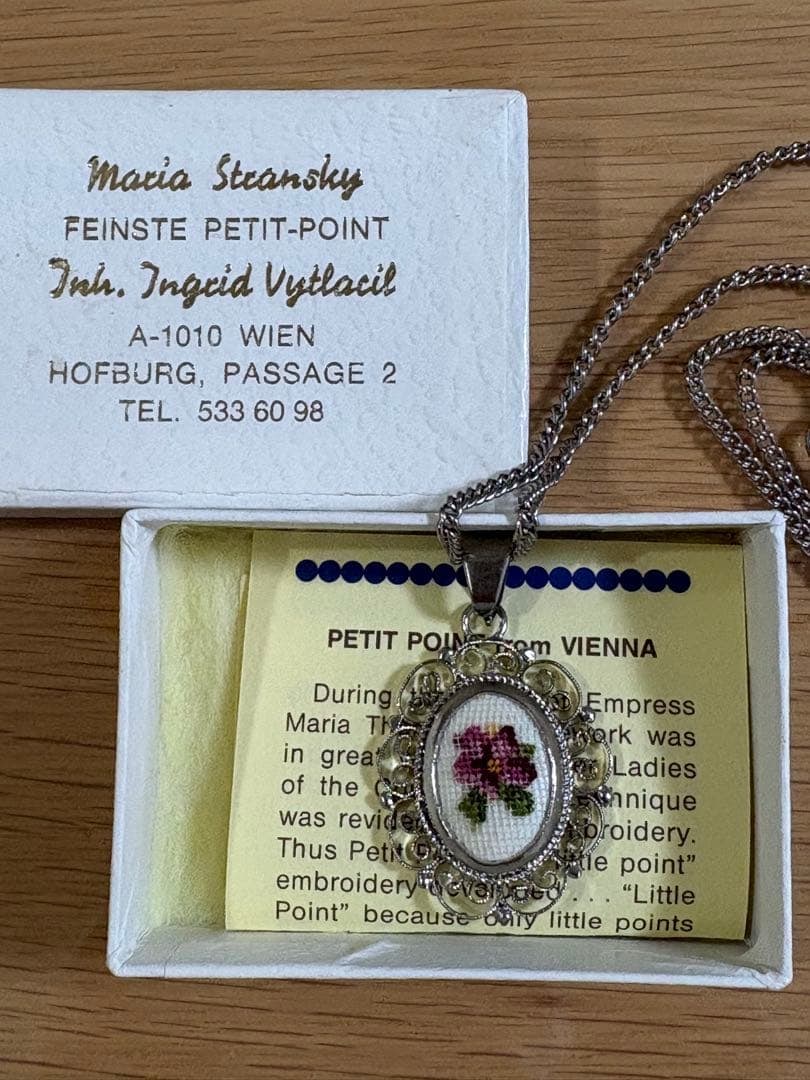Second hand - Maria Stransky Finste small pointed necklace: A vintage necklace adorned with a floral pattern embroidered using the Finste Petit Point technique. Purchased in Vienna, Austria 35 years ago. It has never been used. Brand: Maria Stransky - Design: