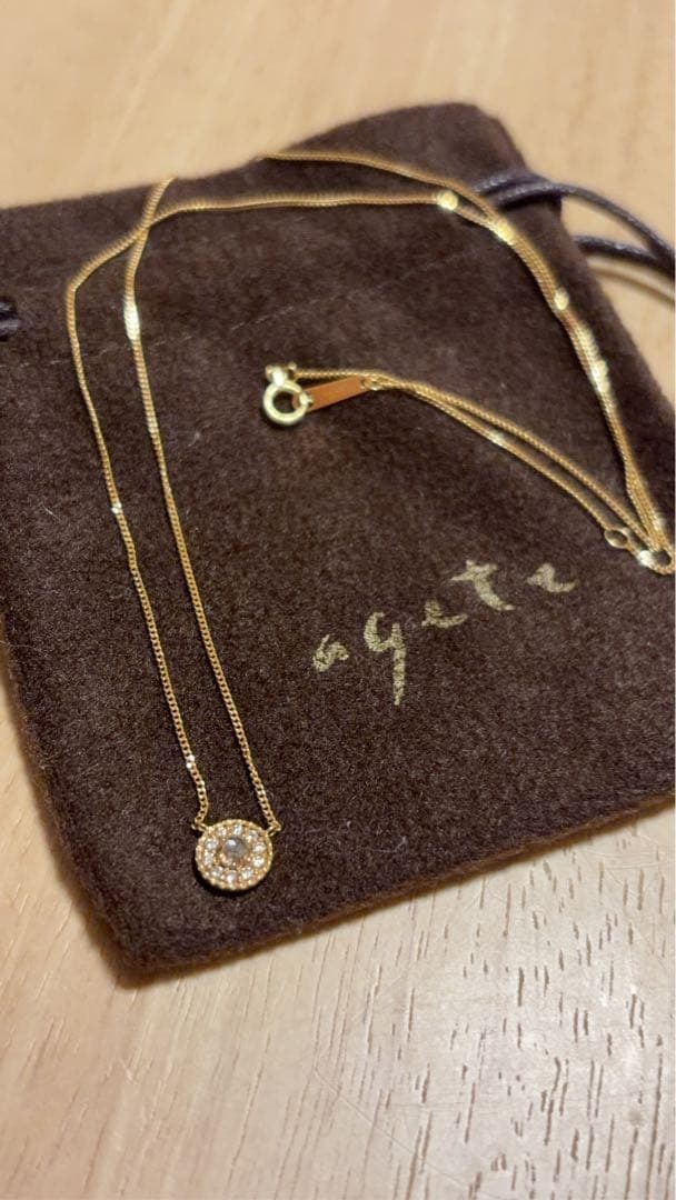 Second-hand - agete K18 diamond necklace: This is an exquisite masterpiece produced by agete, adorned with sparkling diamonds set in a Venetian chain. Another notable feature is that it is made of K18 gold, which is very rare nowadays. The on