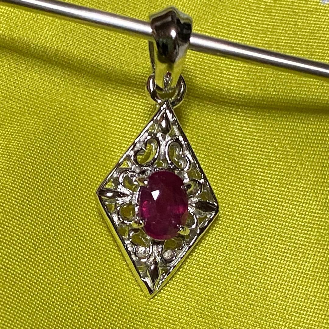 Second-hand - Natural Ruby Pendant Top Grade Gemstone: Material: 925 Sterling Silver Country of origin: Thailand 1.22 (with hallmark) This is a natural ruby.
