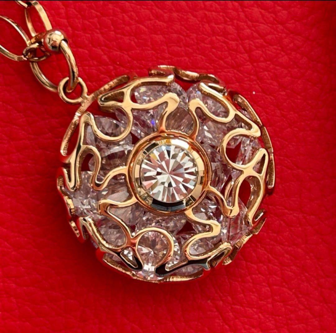 Second-hand Folli Follie necklace with Swarovski crystals: Brand: Folli Follie Product Name: Swarovski Pearl Necklace Condition: Almost new (Worn outside a round-neck sweater twice) Size: Pendant: 3.2 cm Chain Length: Approximately 66-75 cm Color: Rose Gold M