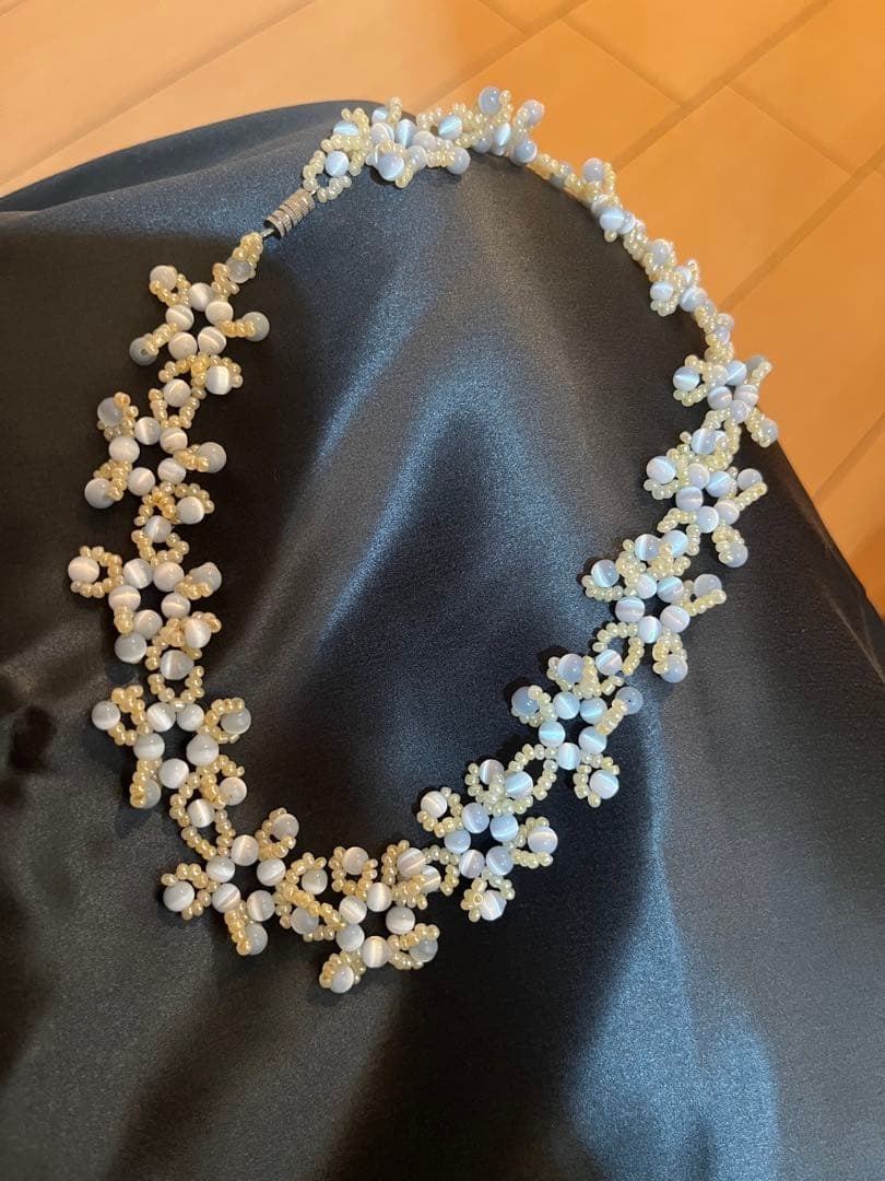 Second-hand - Flower Pattern Beaded Necklace: This elegant beaded necklace with a floral design is perfect for special occasions. It pairs well with dresses or low-cut dresses. Design: Floral pattern beaded necklace Color: Light pink and light bl