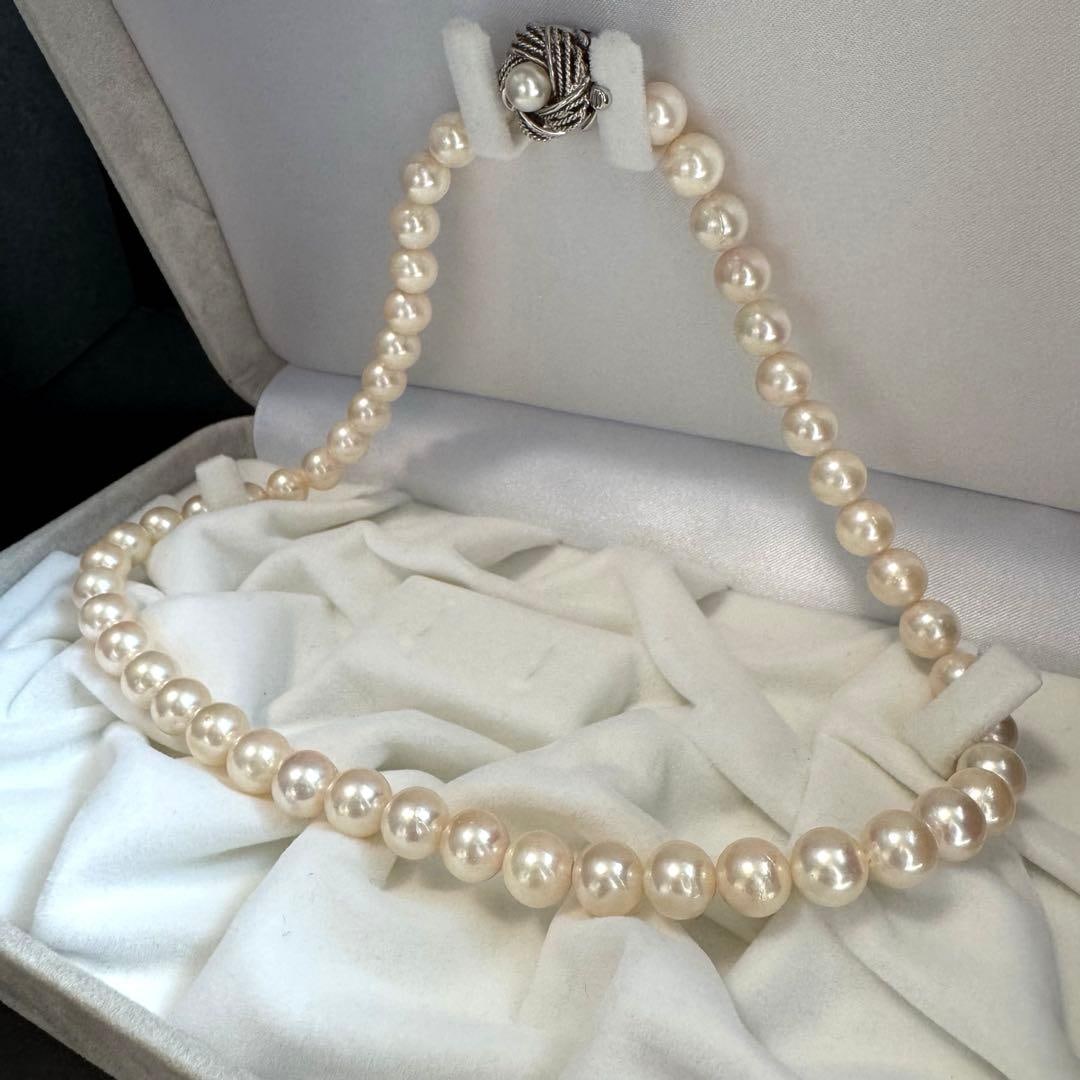 Second-hand - authentic Akoya pearl necklace, pearl diameter approximately 8.4 millimeters.: Akoya Pearl Necklace (SV) Color: Pink/White Size: Approximately 8.4 mm Accessories: Protective case and warranty card as shown in the last photo This is a necklace made of beautiful, lustrous Akoya pe