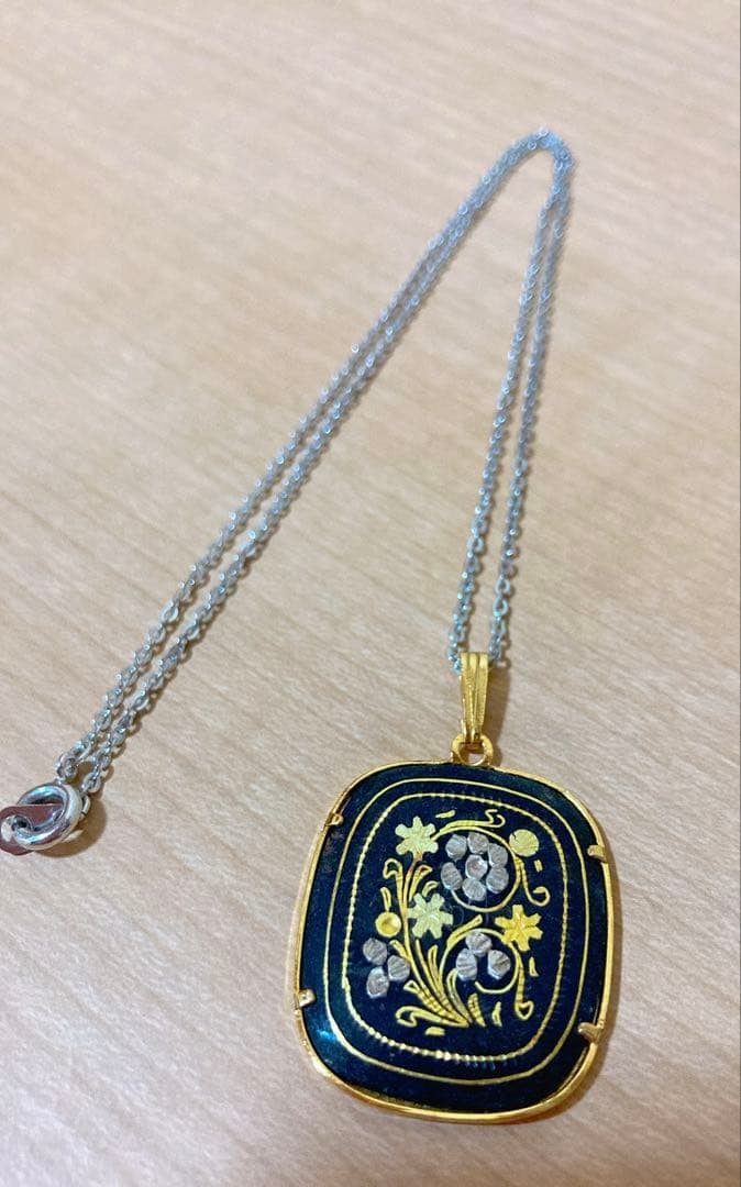 Second-hand - Spanish inlay craftsmanship, Damascus pendant: This is a large Damascus pendant, a traditional craft from Spain, inlaid with gold, silver, and other materials! It has been stored for many years and has some slight scratches. It is approximately 24