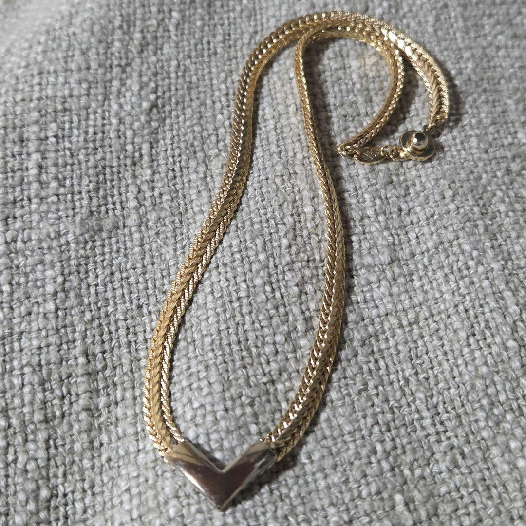 Second hand - American patent number PAT2007 4074400 K18GP stamped gold necklace: This design features a gold chain paired with a silver V-shaped pattern. It may not be visible from the front, but there is some verdigris on the back of the V-shaped pattern. It bears the imprint "K1