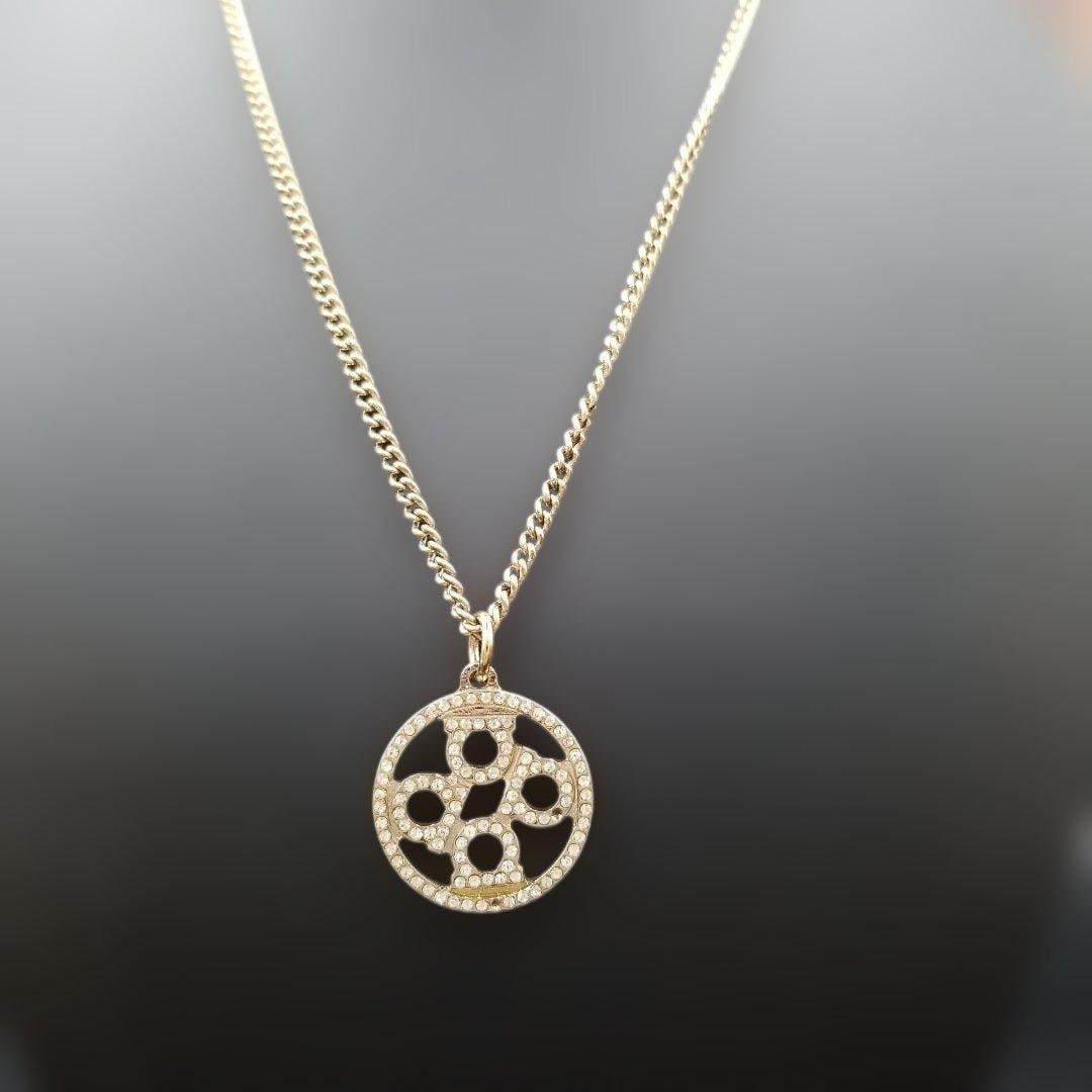 Second-hand - Ferragamo Gancini Water Drill Women's Necklace: Excellent condition Ferragamo Four-Gancini Water Diamond Women's Necklace_231 Product Specifications Salvatore Ferragamo Necklace Color: Silver Design: Gancini / Water Diamond Some stones have chips (