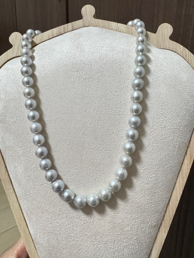 Second-hand - Agoya pearl, grey pearl necklace, silver accessories: Akoya Pearl Necklace, Gray Pearl Necklace, Silver Accessories. Length: 43 centimeters Diameter: approximately 7.8-8.9 millimeters Material: Akoya pearls Clasp: Silver metal (SV)