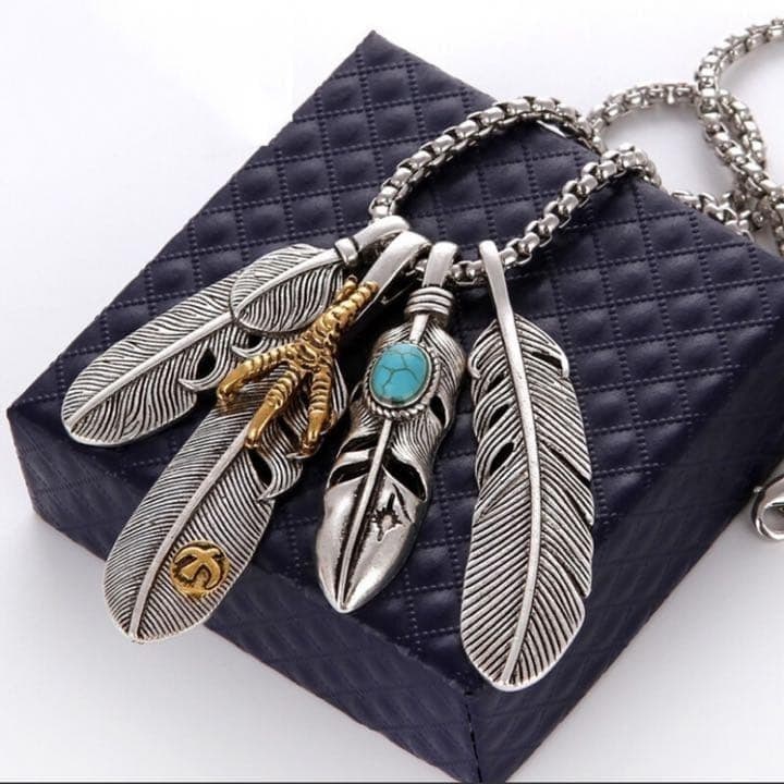 Second-hand - Titanium Alloy Feather Green Turquoise Necklace: Titanium alloy feather turquoise necklace Size Chain length is about 64 centimeters Each feather is between 6.5 centimeters and 5 centimeters in length. Approximately 38 grams